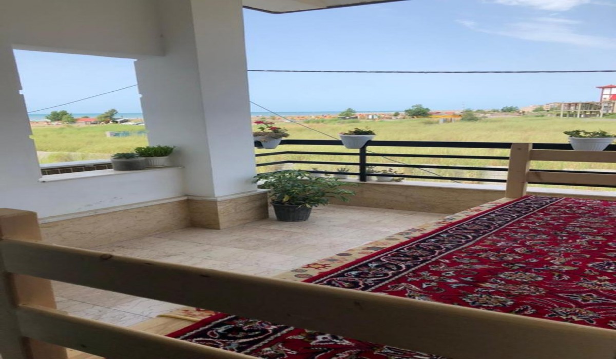 تراس سر پوشیده اجاره ویلا ساحلی در فریدونکنار با جکوزی